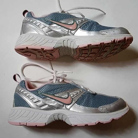 nike girl shoes price